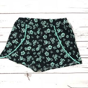 NWT Jenna & Jessie Embroidered Trim shorts